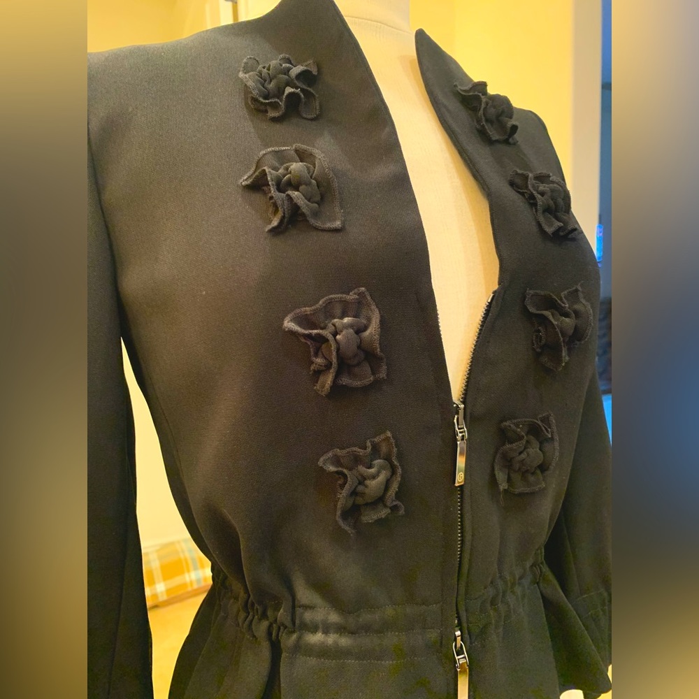 Giorgio Armani This blazer fits perfectly. It has been exquisitely designed.